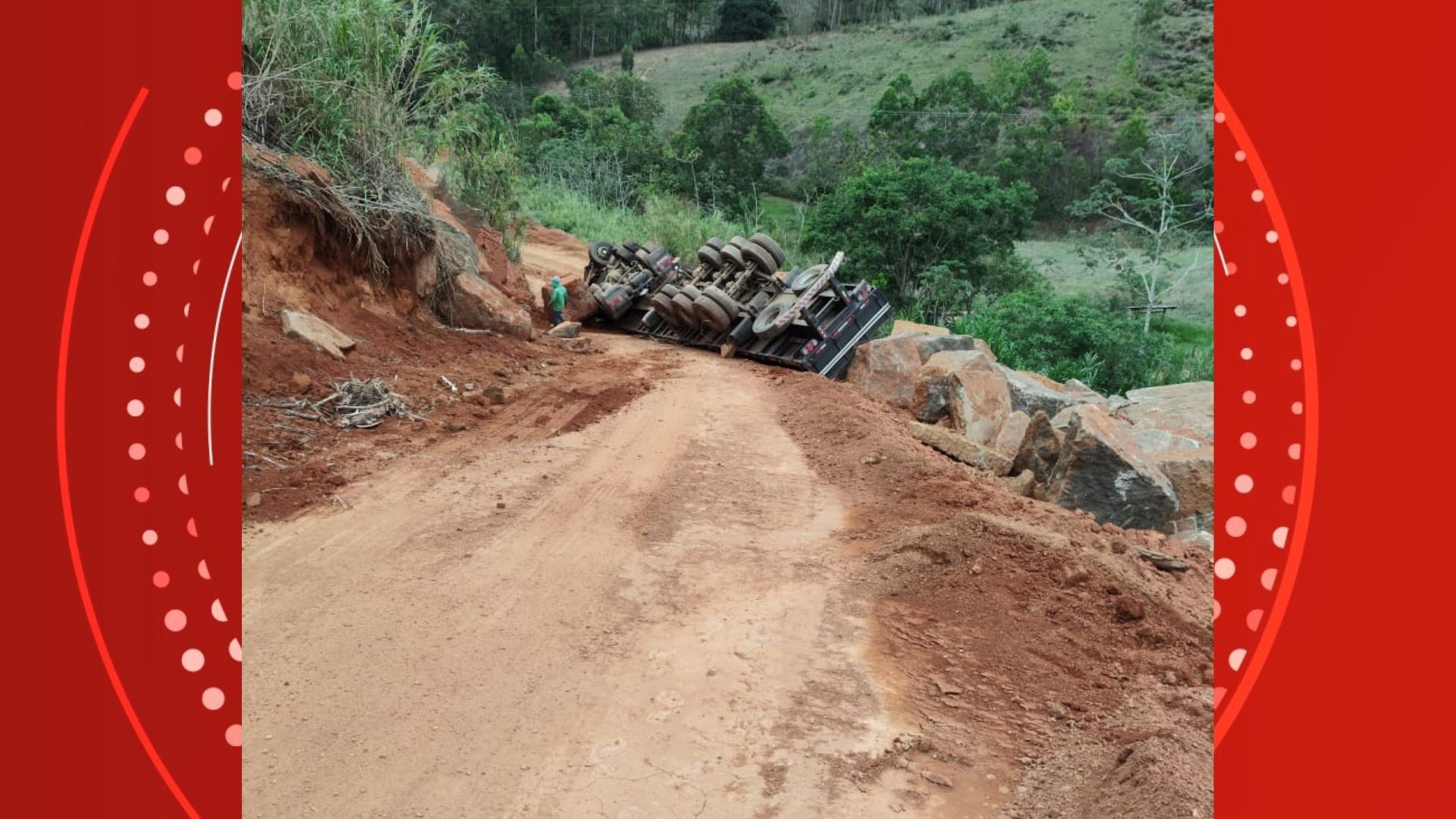 VÍDEO: motorista filma próprio acidente enquanto transportava bloco de granito no ES