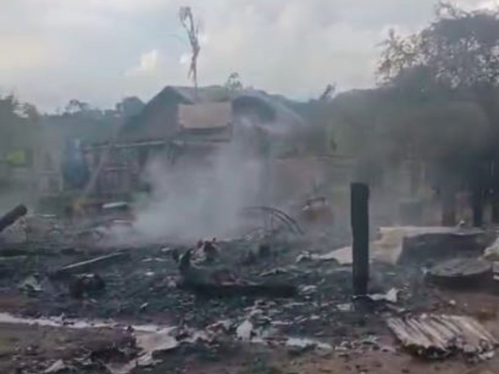 Suspeito de matar homem se entrega à polícia após ter casa incendiada no Acre