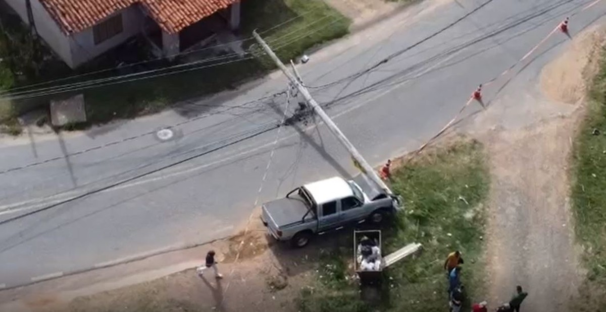 Carro derruba postes e causa interdição em rodovia de Louveira 