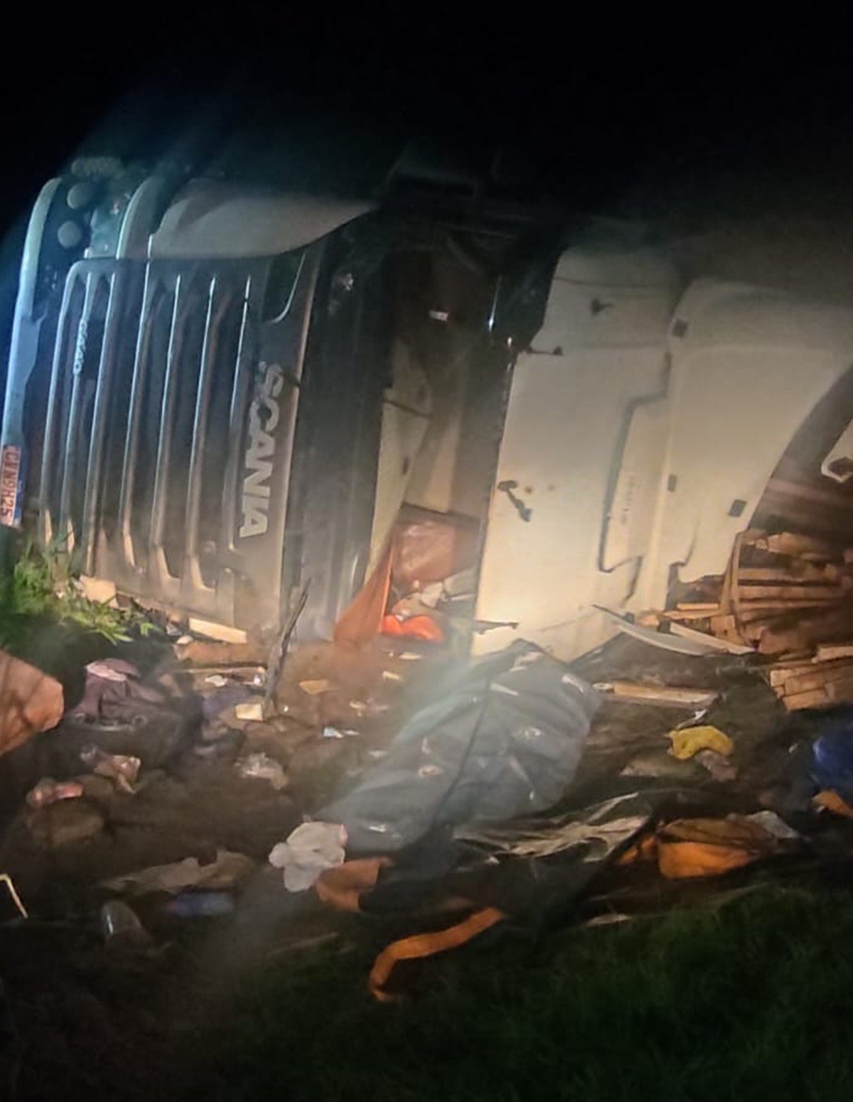 Motorista morre após capotar carreta carregada com madeiras em Pilar, AL