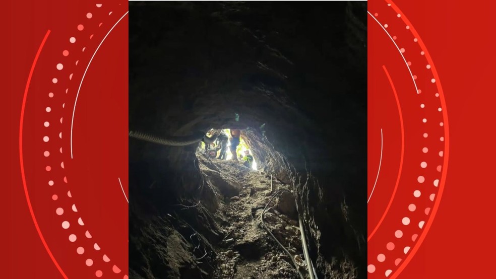 Trio tinha feito túnel de quase 70 metros e trabalhava na prática de garimpo ilegal em Santa Teresa, Espírito Santo, há três meses — Foto: Divulgação/PM