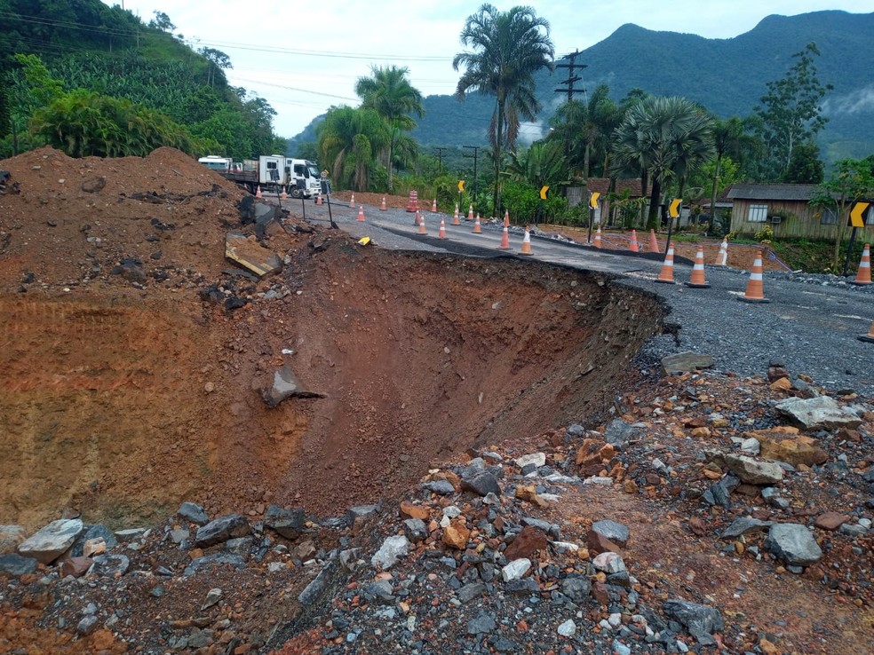 Parte da BR-280 desmorona no Norte de SC por causa das chuvas e trecho é  interditado, Santa Catarina