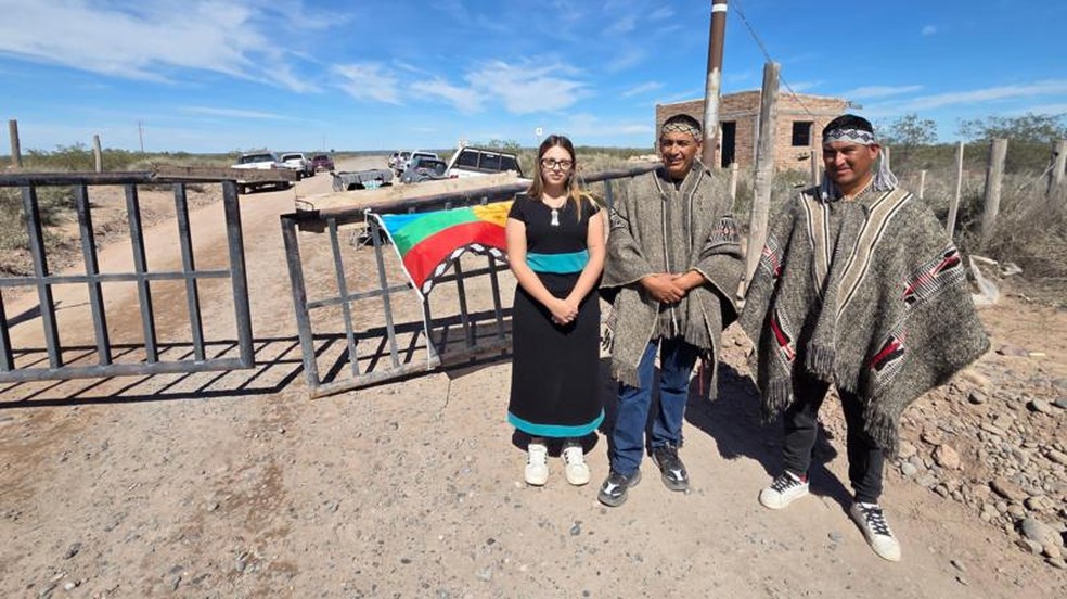 Quando a BBC News Mundo visitou Añelo, houve um protesto da comunidade mapuche contra a empresa YPF no istmo que separa os lagos Mari Menuco e Los Barreales — Foto: BBC