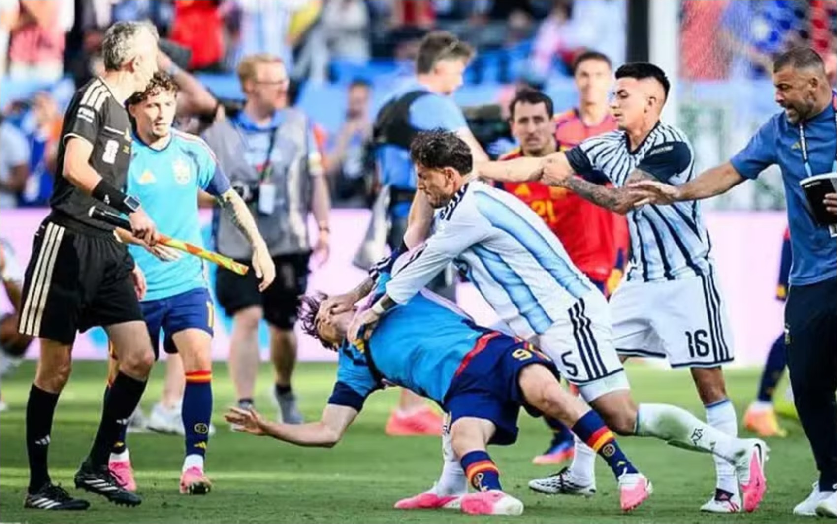 Fifa multa Argentina por faixa sobre Ilhas Falklands/Malvinas e suspende jogadores após briga na final da Copa do Mundo