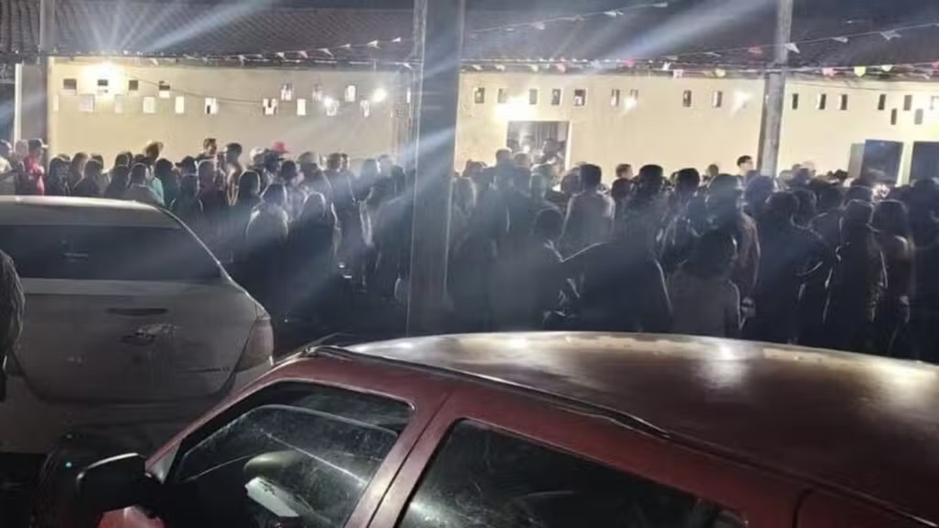 Pisão no pé se transforma em briga com homens sacando faca e arma durante festa em MG
