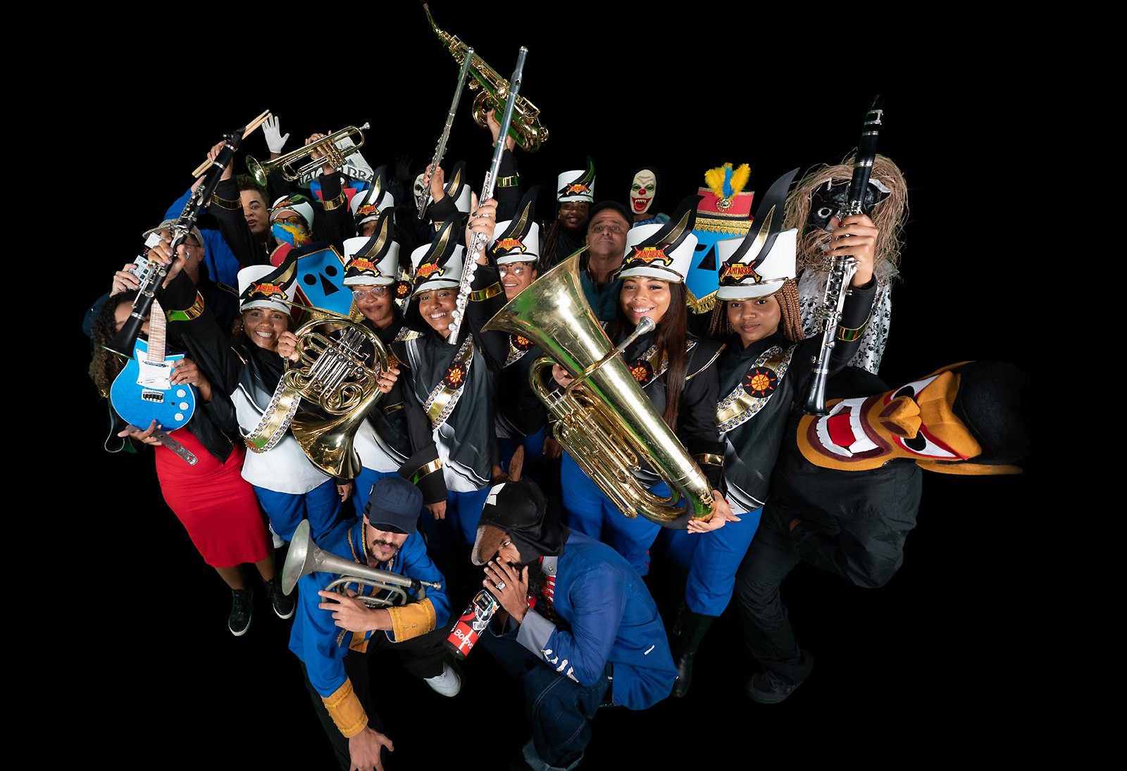 BaianaSystem usa fanfarra de 'Mixtape pirata' para reforçar movimento de Bad Bunny pela integração das Américas