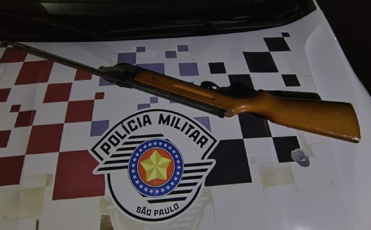 Homem transporta espingarda em bicicleta e arma acaba apreendida em Presidente Epitácio