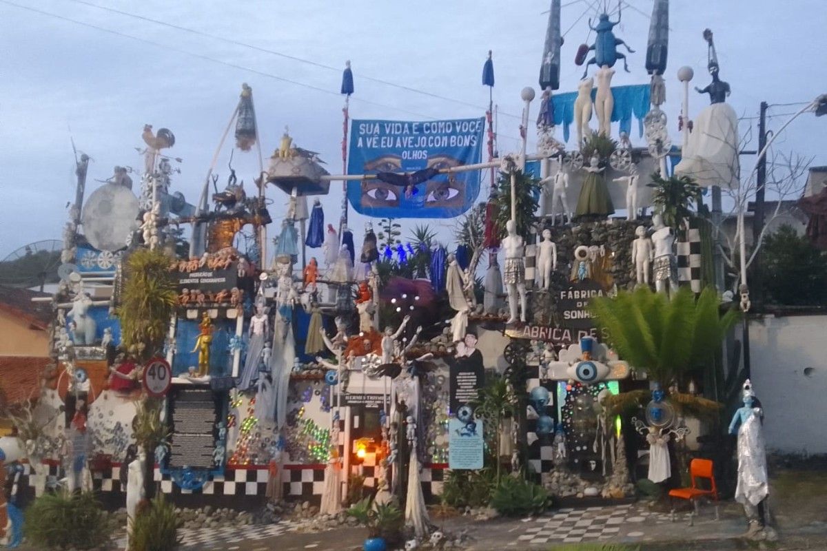Casa tem fachada decorada com esculturas, bonecas e objetos reciclados no interior de SP: ‘Transformar tristeza em cor’