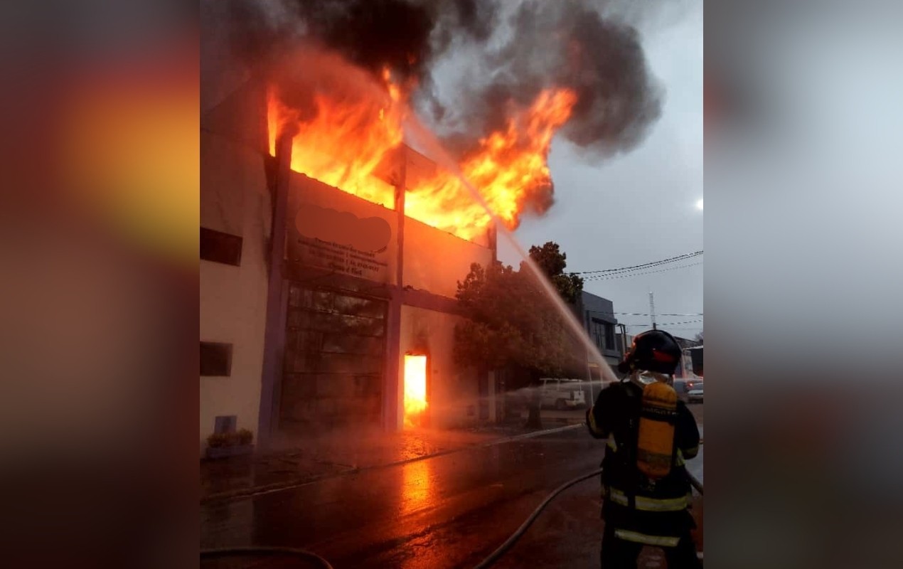 Incêndio atinge fábrica de cosméticos no interior de SP e mobiliza Corpo de Bombeiros e Defesa Civil