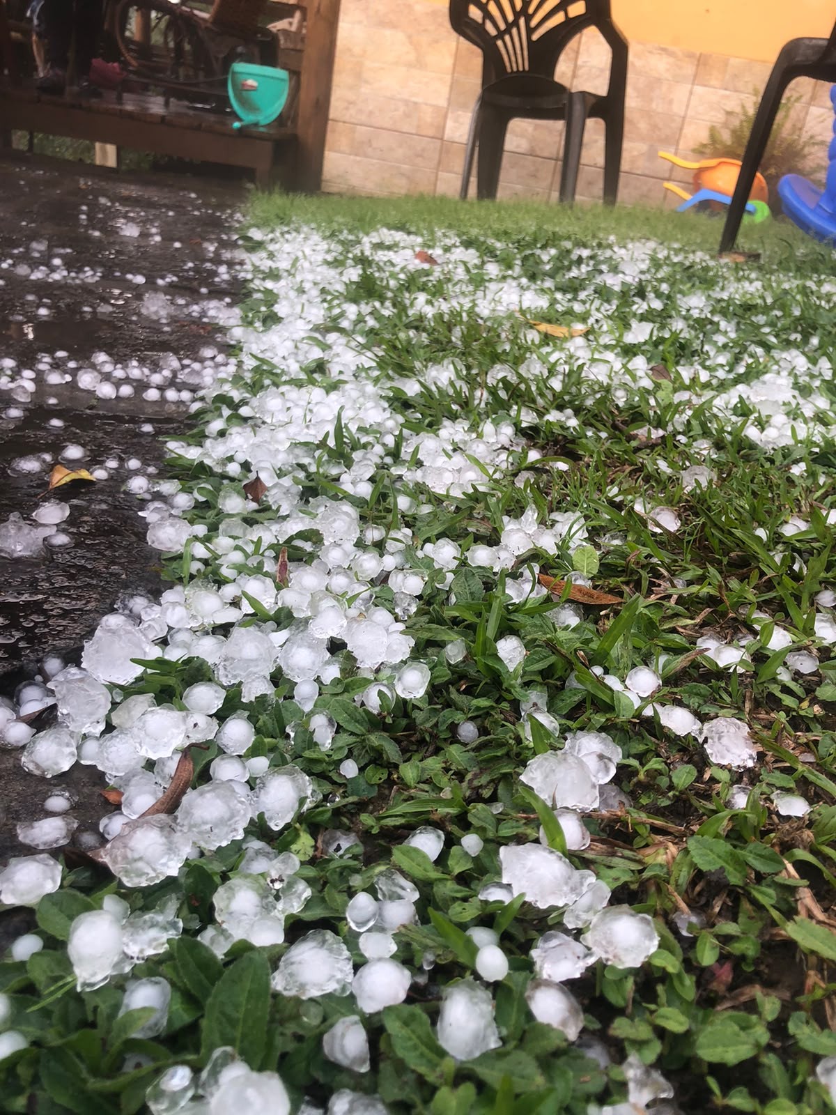 VÍDEO: Chuva de granizo cria 'tapete de gelo' no interior do RJ