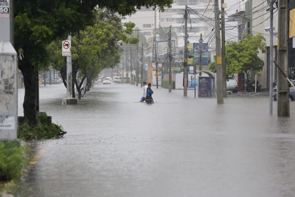 Avenida Heráclito Graça em dia de chuva em Fortaleza — Foto: Fabiane de Paula/SVM