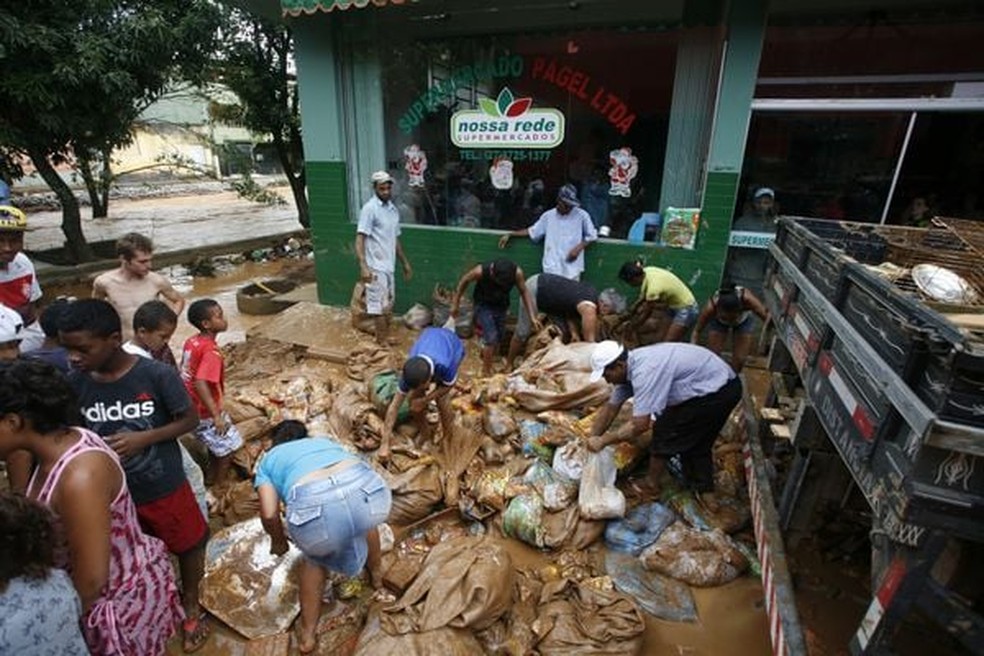 Em Itaguaçu, no dia de Natal, a população recolhe alimentos descartados por supermercado — Foto: Vitor Jubini/Rede Gazeta/2013