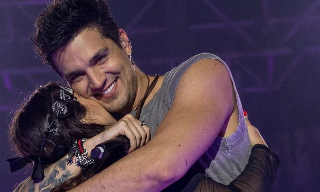 VÍDEO: Luan Santana vê cartaz com pedido de fã e chama grávida ao palco para chá revelação durante show no Paraná