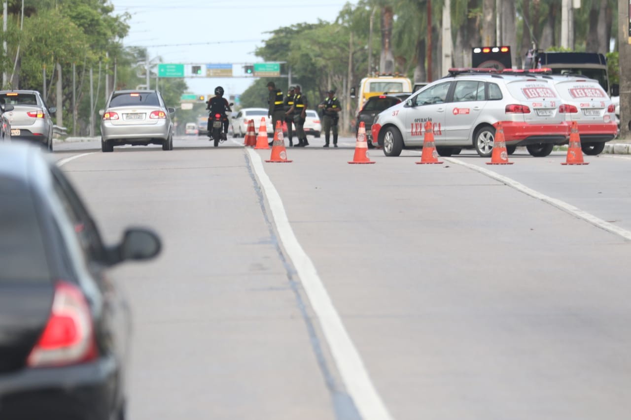 Justiça condena governo a indenizar casal que foi detido e teve próprio carro apreendido por roubo após falha do Detran