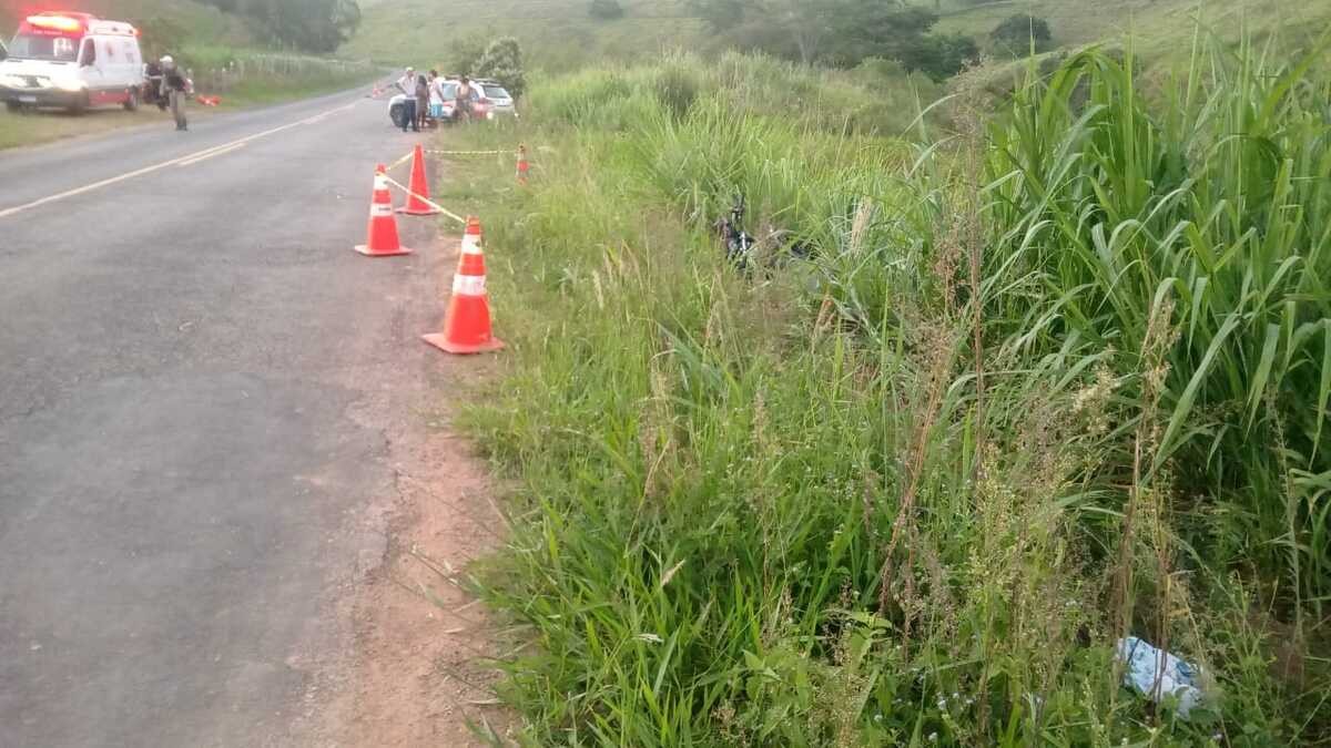 Mulher morre e amiga fica ferida após moto sair da pista na AMG-2945