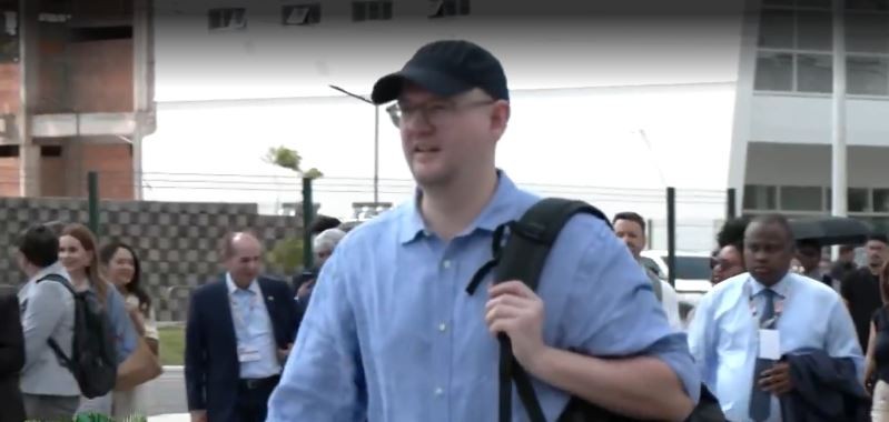 Terno por 5 minutos, boné e adaptar itens na mala: estrangeiros mostram como se virar no calor de Belém durante a COP 30