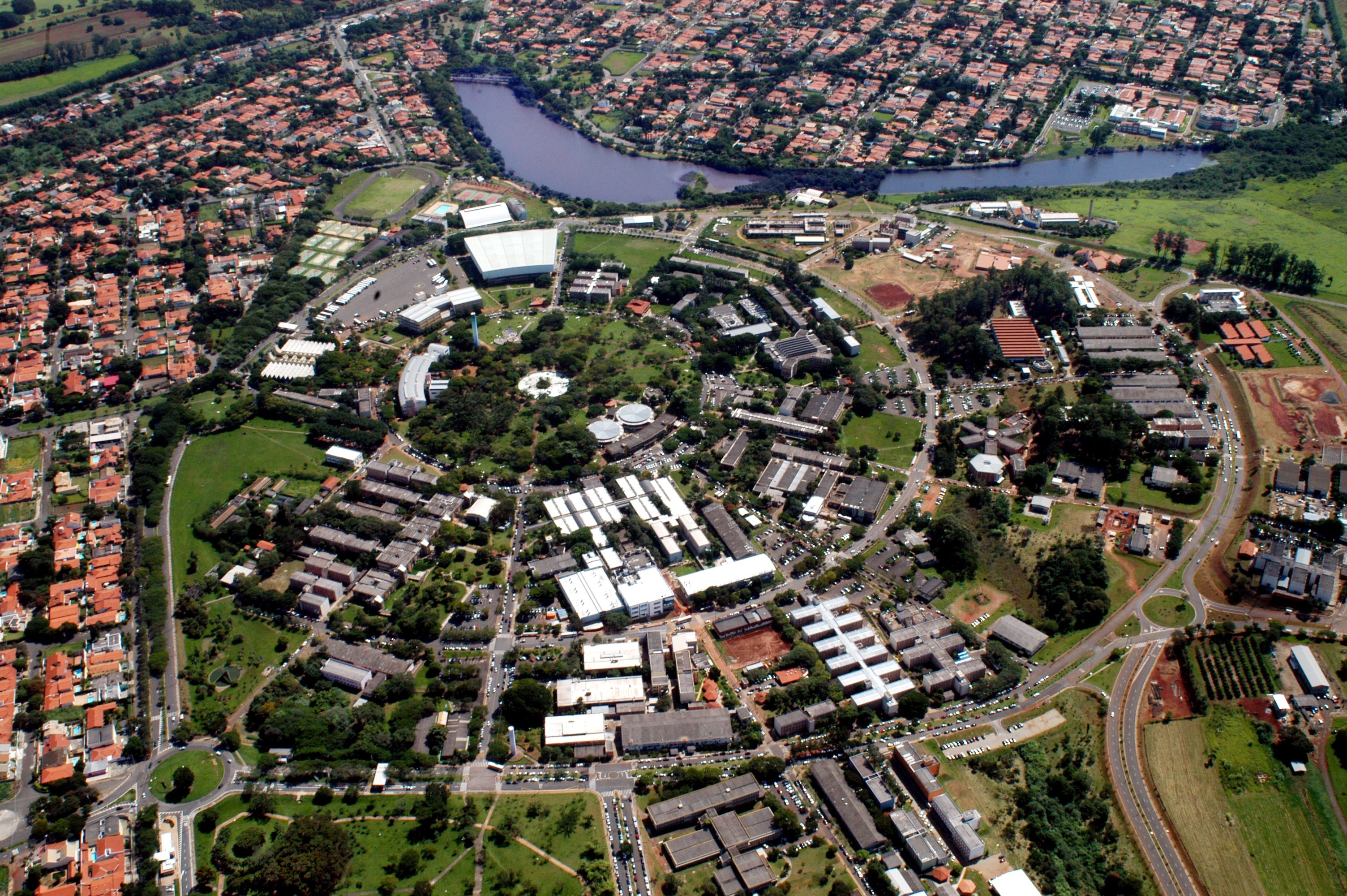 Unicamp abre concursos para cargos com salários de R$ 4,9 mil a R$ 9,7 mil; saiba como se inscrever