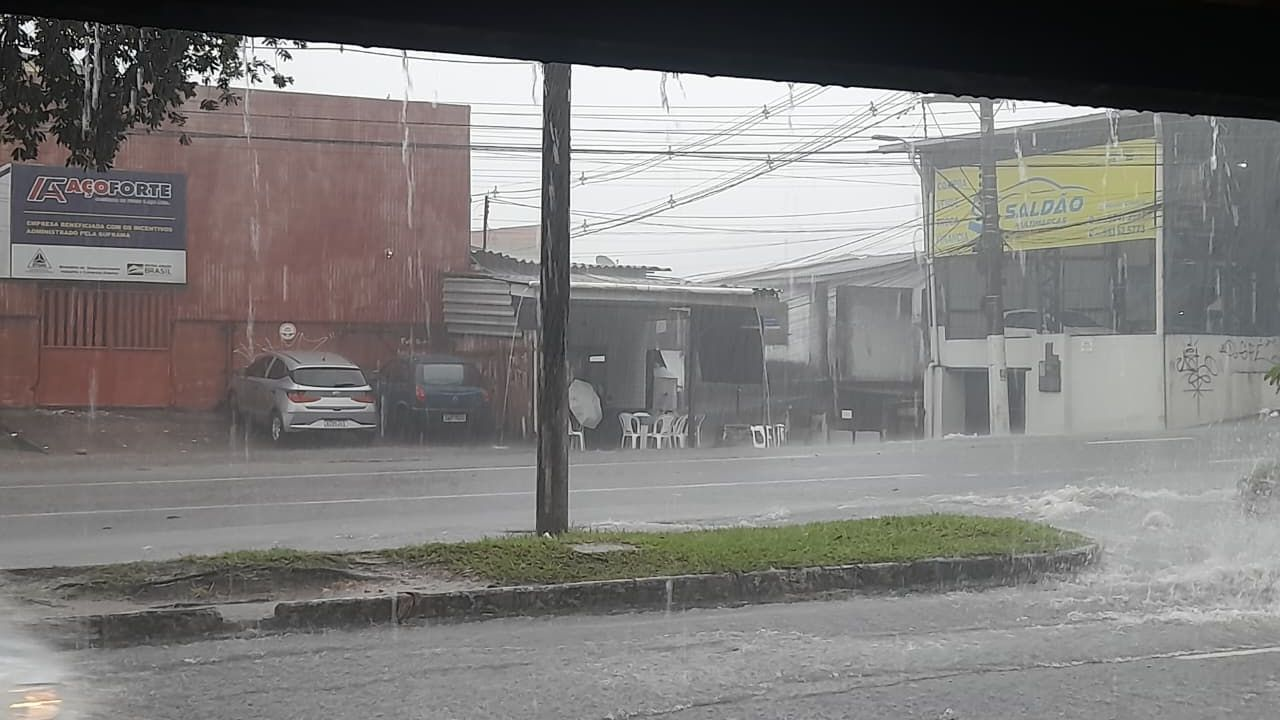 Chuva em Manaus provoca 16 ocorrências, entre alagamentos e desabamentos