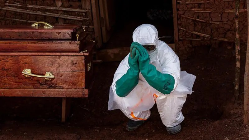 Como os profissionais de saúde estão tratando o Ebola e se mantendo seguros