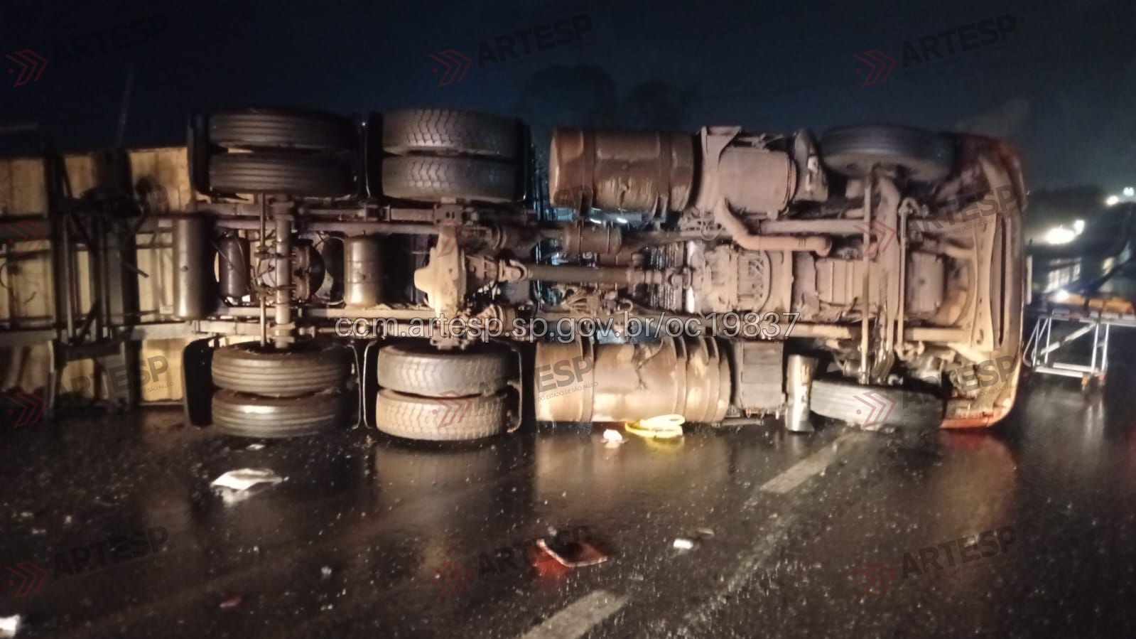 Grave acidente com 3 carretas interdita Anhanguera e causa fila de 7 km no interior de SP