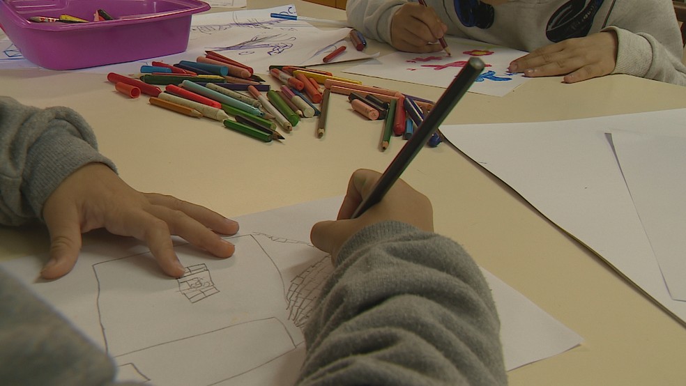 Desenho se torna ferramenta para superar enchente — Foto: Reprodução/RBS TV