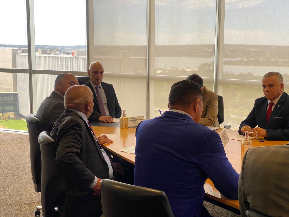 Ministro do STF Alexandre de Moraes se reúne com deputados distritais da CPI dos Atos Antidemocráticos, em março. — Foto: Divulgação