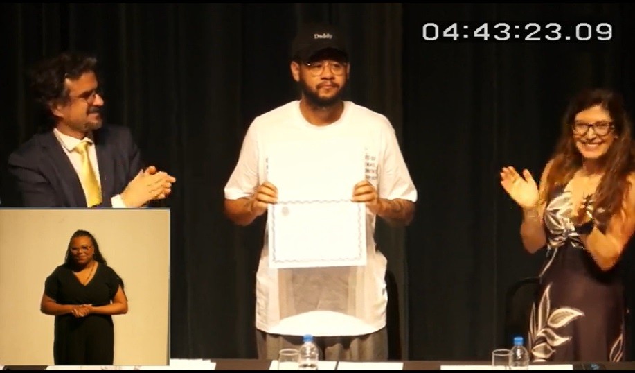 Emicida recebe título de Doutor Honoris Causa na UFRGS; 'Vamos produzir um amanhã que não seja o ontem com um novo nome', disse