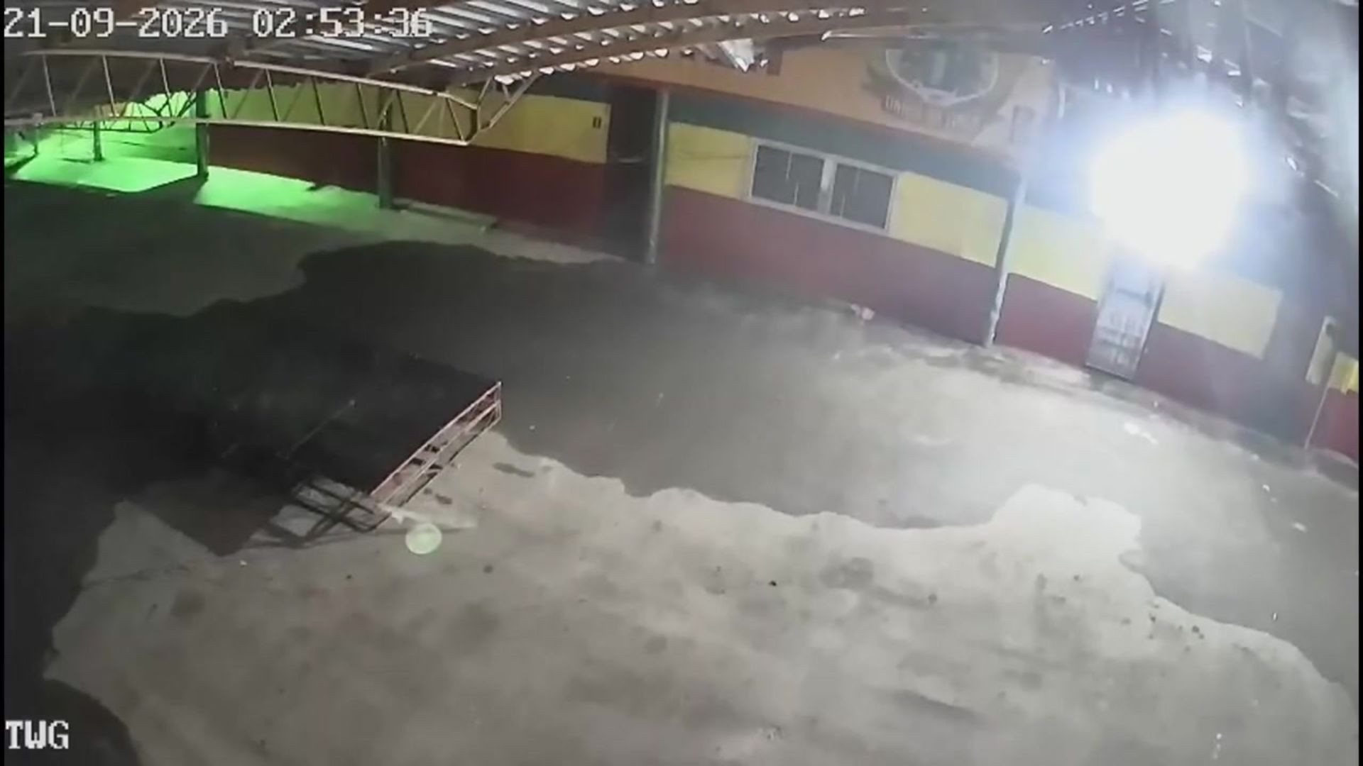 VÍDEO: vento destelha cobertura de escola de samba em Porto Alegre