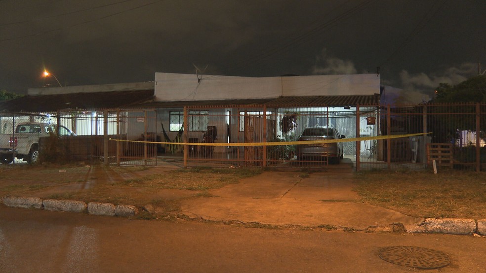 Polícia investiga local do crime em Taguatinga, no DF. — Foto: TV Globo