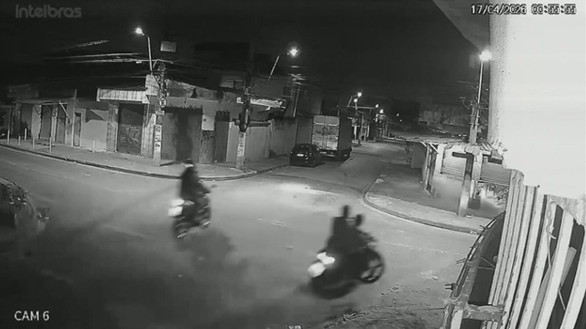 VÍDEO: criminosos de moto atiram em vítimas durante tentativa de assalto; rapaz está com bala alojada na coluna, diz família