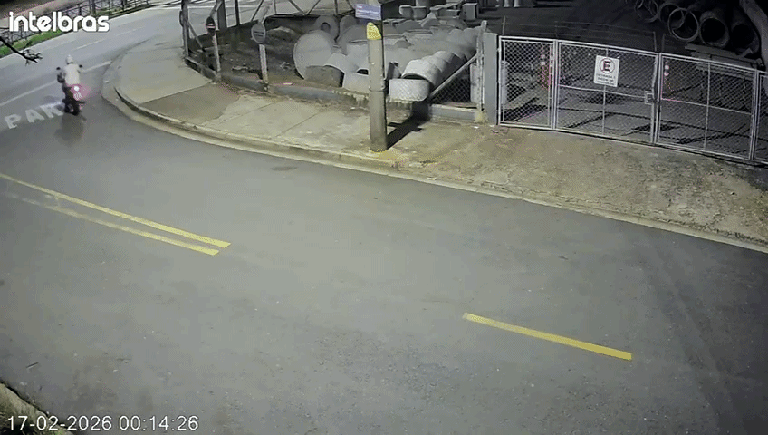 VÍDEO: motociclista escapa por um triz de ser atingido por carro desgovernado que capotou em Sorocaba