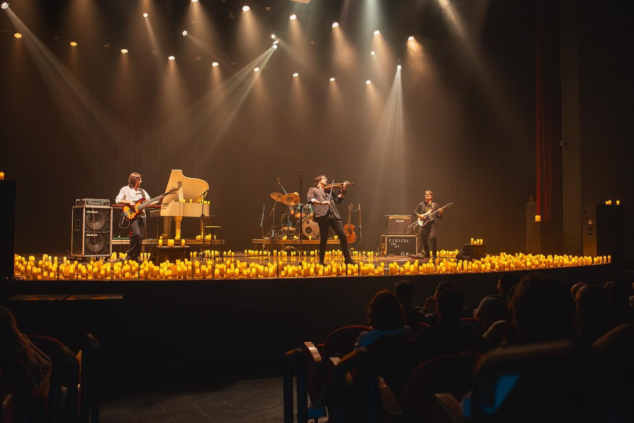 Show em Sorocaba reúne clássicos do rock internacional em cenário à luz de velas