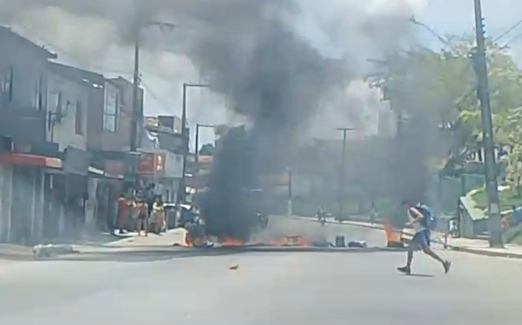 Protesto contra falta de água bloqueia trânsito em avenida de Aracaju