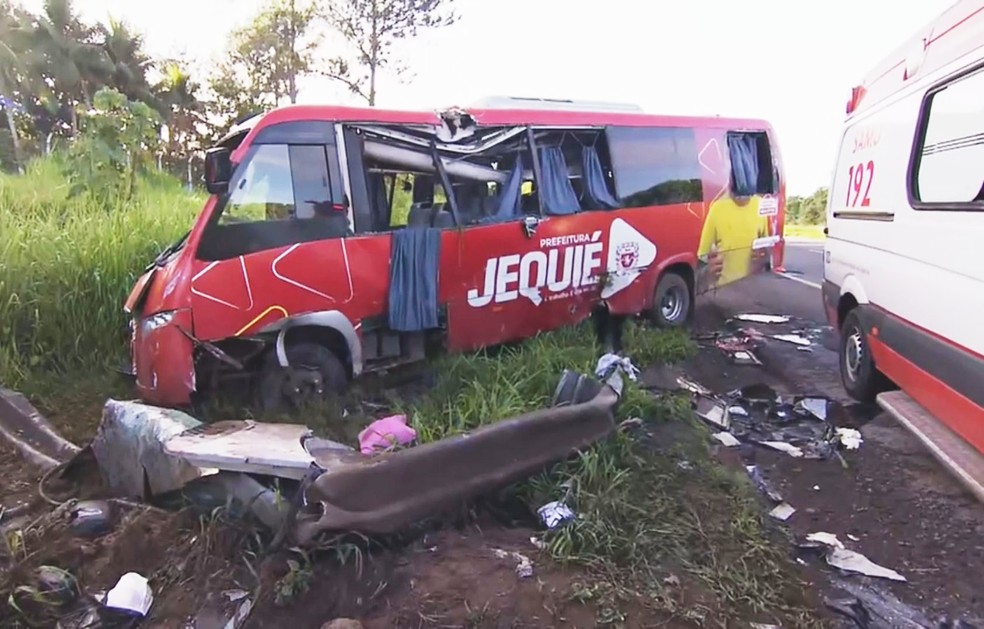 Acidente com micro-ônibus de Jequié deixou feridos em Candeias, na Região Metropolitana de Salvador — Foto: Reprodução/TV Bahia