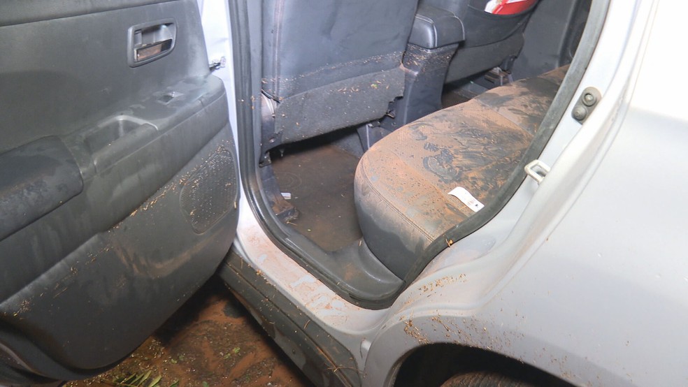 Água entrou dentro de carro na via S3, embaixo do viaduto da L2 Sul, no DF, após temporal. — Foto: TV Globo/Reprodução