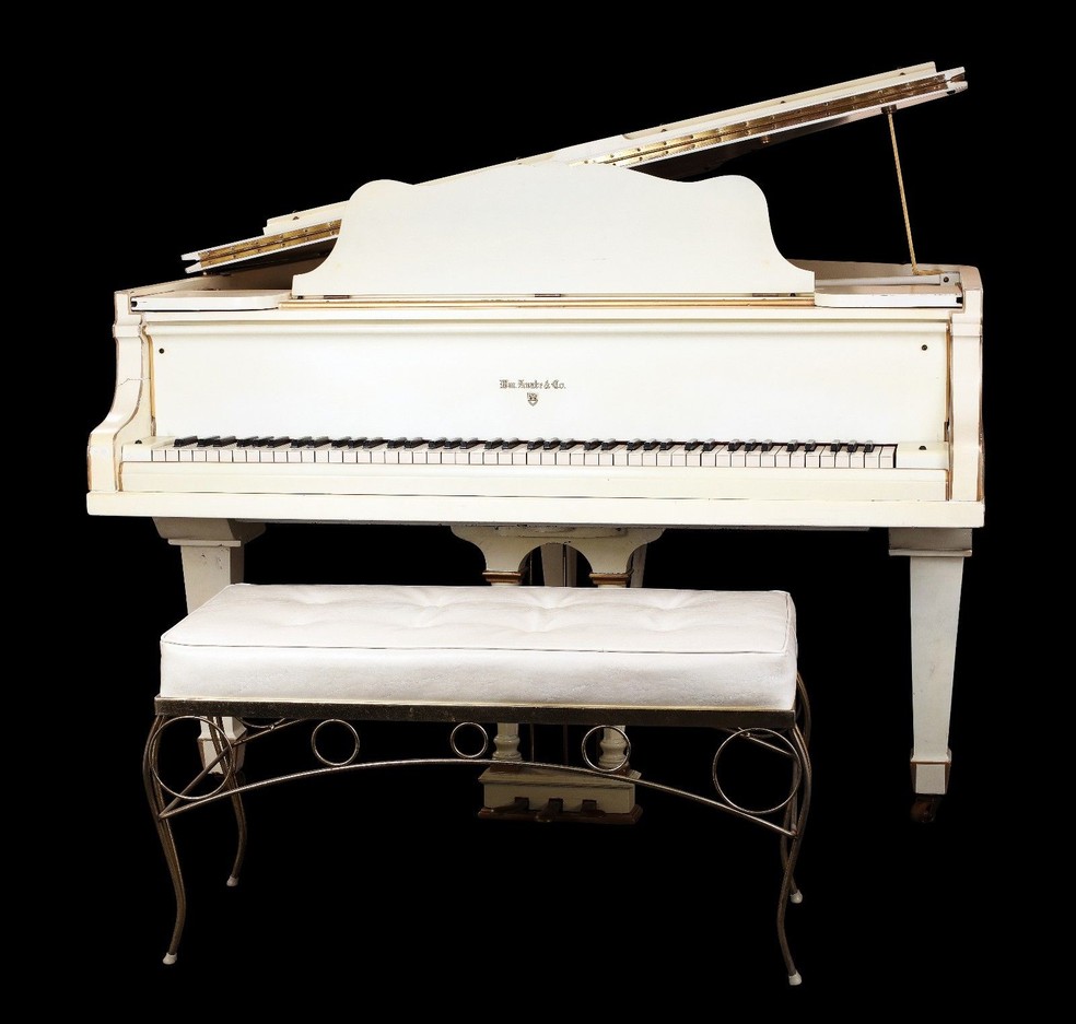 Piano branco de Elvis Presley vai a leilão | G1