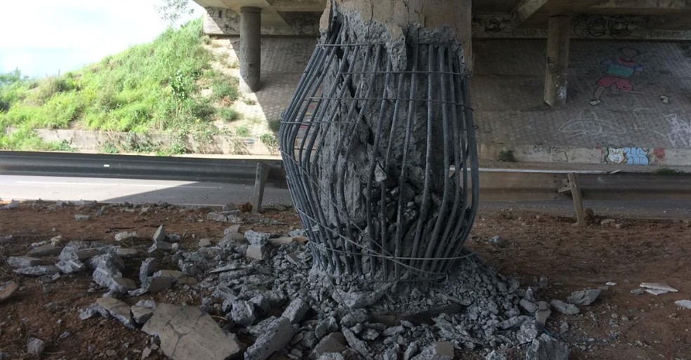 Criminosos detonaram uma bomba contra a estrutura de um viaduto na Caucaia — Foto: João Pedro Ribeiro/TV Verdes Mares