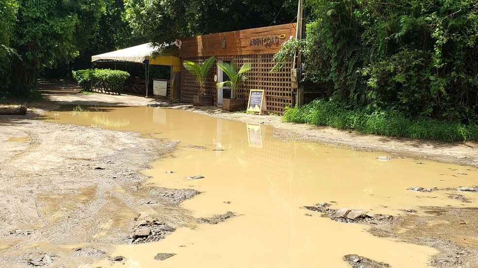 Lama fica na chegada à Cacimba do Padre, em frente aos restaurantes — Foto: Ana Clara Marinho/TV Globo