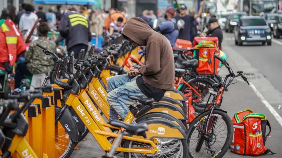 No Estado de São Paulo, um dos que mais concentram o uso de aplicativo, os dados do Detran indicam que acidentes fatais envolvendo ciclistas cresceram nos últimos cinco anos. — Foto: Vitor Serrano/BBC