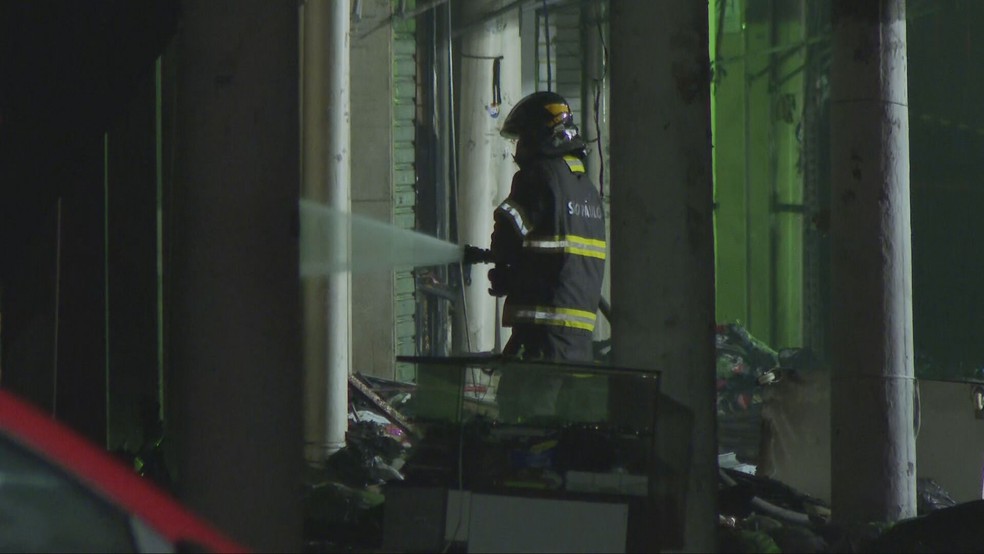 Bombeiros trabalham para controle das chamas no Shopping 25, no Brás, durante a madrugada desta quinta (31). — Foto: Reprodução/TV Globo
