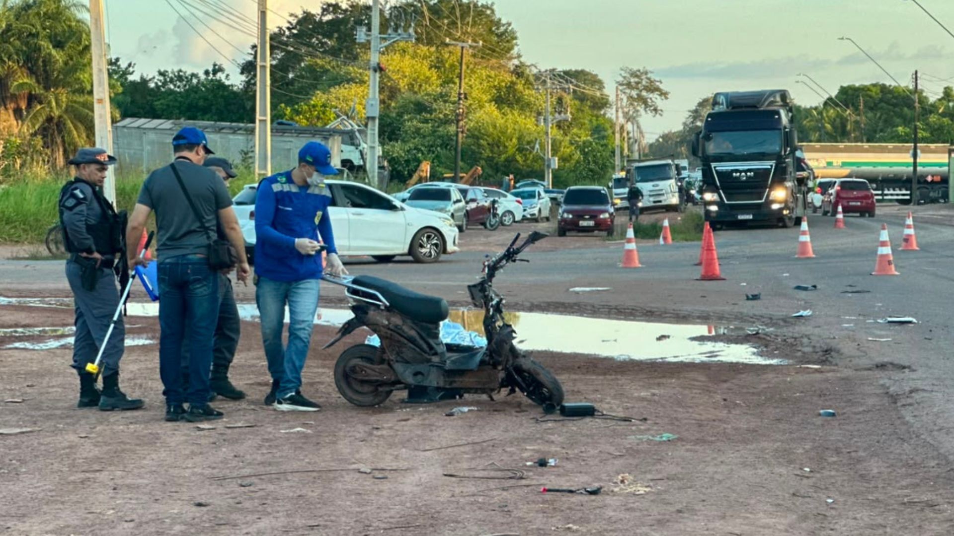 Mulher que pilotava moto elétrica morre após colisão com carro em Macapá