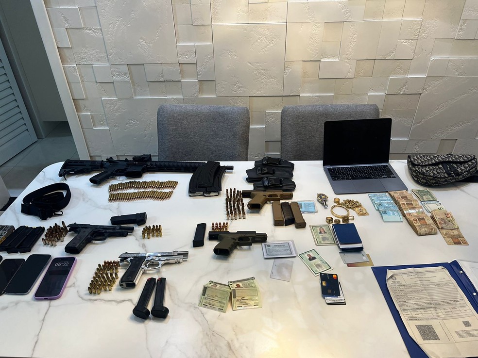 Armas, celulares, joias e dinheiro em espécie foram apreendidos durante operação contra o PCC — Foto: Reprodução/Polícia Militar