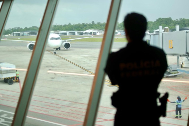 PF prende passageira por fraude em passagem aérea e uso de documento falso no aeroporto de Belém
