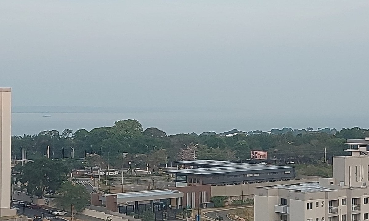 Manaus amanhece encoberta por fumaça e registra qualidade do ar moderada nesta terça-feira (8)