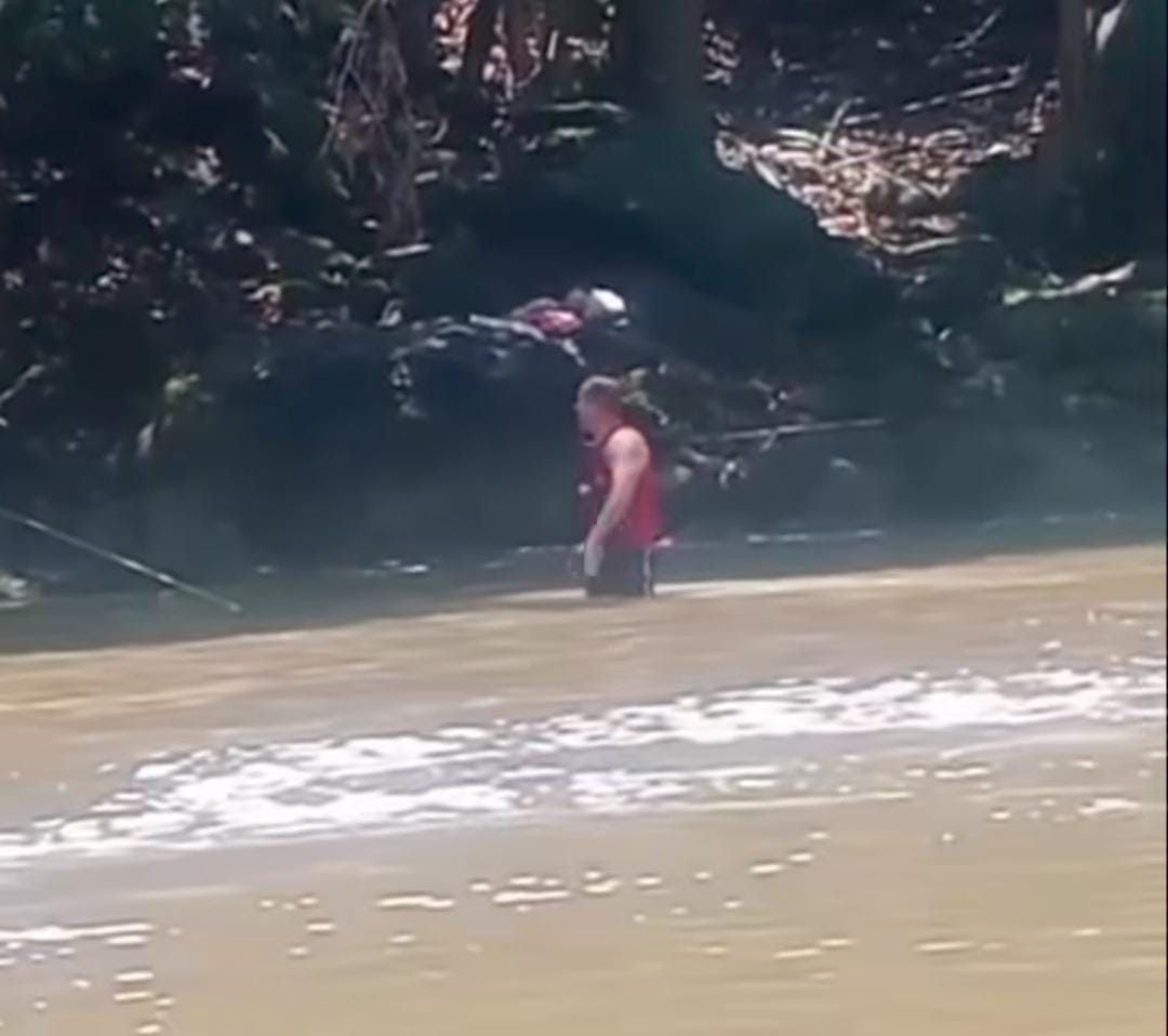 Carro cai no rio Piabanha, em Areal, e ocupantes morrem no acidente 