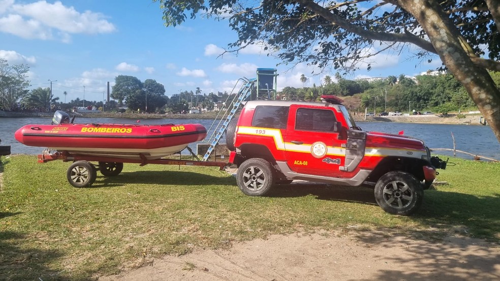 Equipe do Corpo de Bombeiros encontrou corpo de jovem que morreu em açude de Santa Rita — Foto: Divulgação/Corpo de Bombeiros da Paraíba