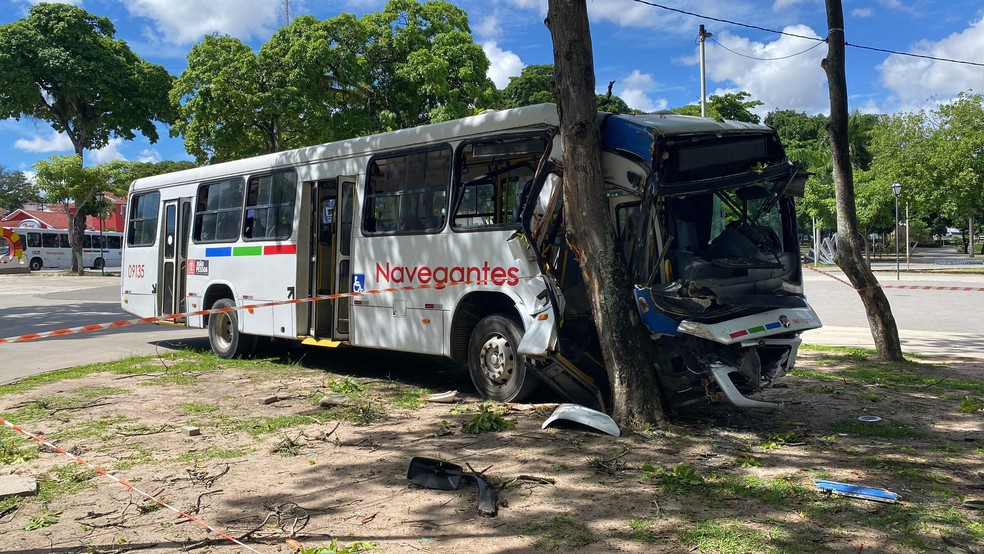 Área foi isolada após o acidente na Lagoa do Parque Solon de Lucena — Foto: Antônio Vieira/TV Cabo Branco