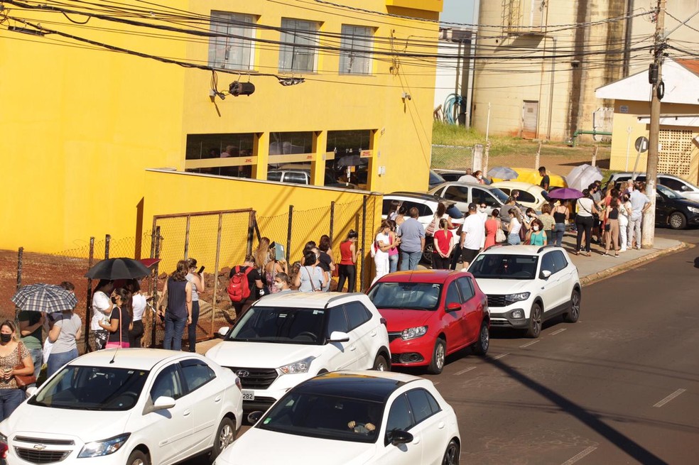 Após filas no 1º dia, Ribeirão Preto muda local de vacinação da ...
