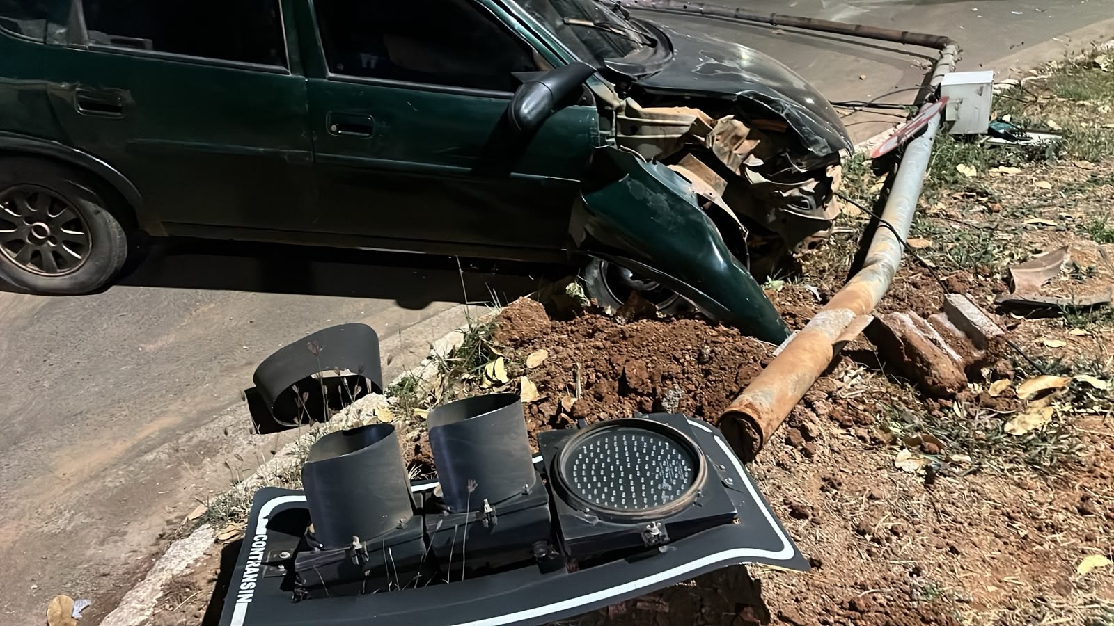 Carro perde freio e motorista sem habilitação bate em poste que cai sobre caminhonete em MG
