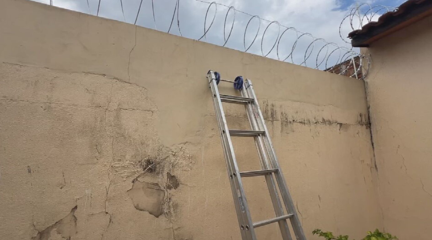 Vizinha que chamou GCM para socorrer vítima de violência doméstica recebeu bilhete por dentro de cano